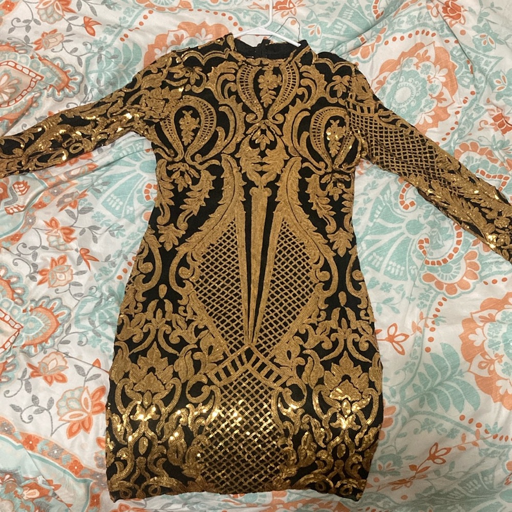Black and Gold back zip up formal mini dress!